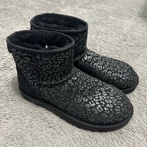 UGG mini boot - NEVER WORN - black leopard print